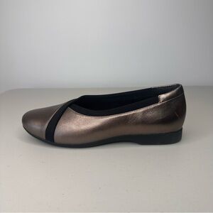 Clarks Darceyease2 Flats Women’s Size 6.5 M Pebble Metallic Leather Round Toe